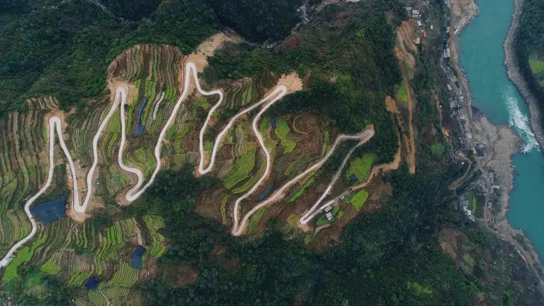 嘿！一起上路！踏上云南美麗公路！   怒江傳媒公司